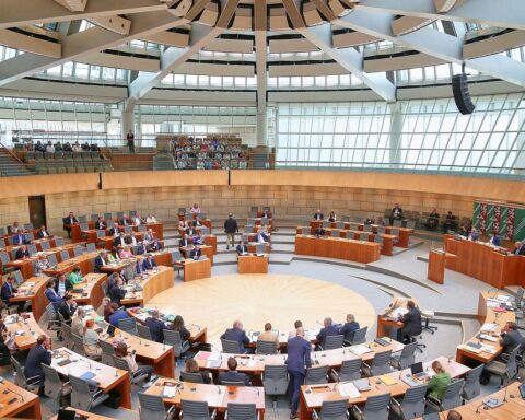 Sitzung des NRW-Landtages mit Parlamentariern, Diskussion über unpünktliche Anfragen der Landesregierung.