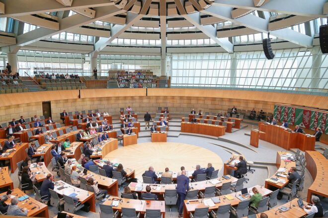 NRW-Landesregierung beantwortet Anfragen aus Landtag oft zu spät