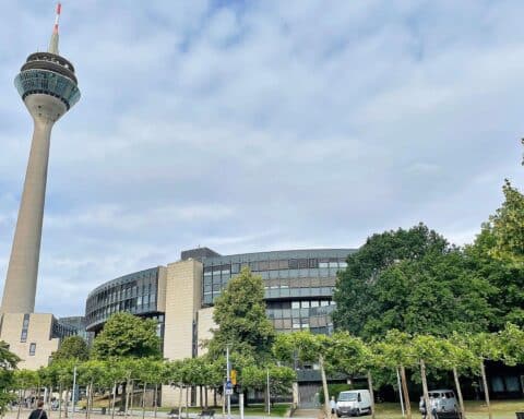 Symbolbild für Bürokratieabbau in Nordrhein-Westfalen, mit Landtag und modernen Verwaltungselementen.