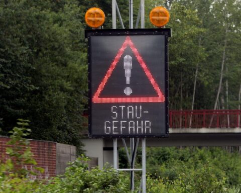 Dichte Autobahn, Baustellen, Stau, Pendler, Verkehr, Nordrhein-Westfalen, Köln, Bonn, Berufsverkehr.