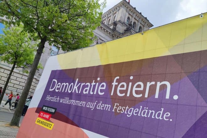 NRW kritisiert Kürzungen bei Demokratieprogramm