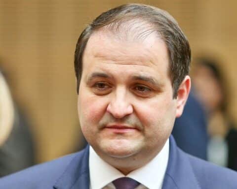 Nathanael Liminski diskutiert Holocaust-Bildung in Nordrhein-Westfalen, trotz Entscheidung gegen Gedenkstätte Yad Vashem.