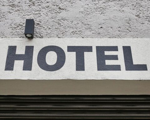 Beitragsbild sollte üppige Hotelanlage mit Gästen und Empfangssituation zeigen, symbolisierend steigende Ankünfte.