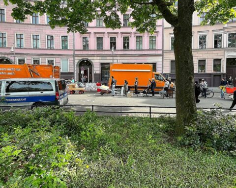 Sperrmüllabholung in städtischem Umfeld, symbolisiert steigendes Müllaufkommen und Abfallbewusstsein.