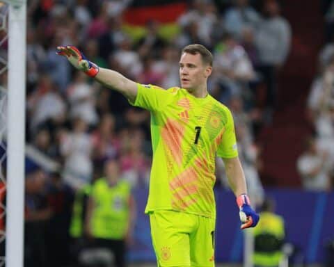 Manuel Neuer im Tor, umgeben von DFB-Elf Spielern, WM-Vorfreude und Teamgeist.