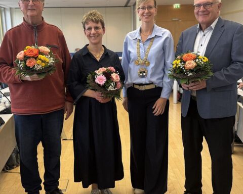 Oberbürgermeisterin Katrin Albsteiger mit neuen Vertretern im Stadtrat während der Sitzung in Neu-Ulm.
