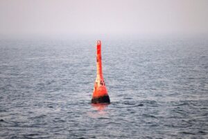 Boje im Meer symbolisiert geopolitische Spannungen zwischen USA und Iran im Golf.