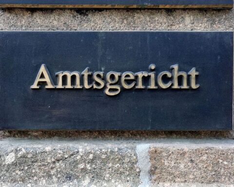 Insolvenzen in Deutschland steigen, Amtsgericht symbolisiert rechtliche Aspekte der wirtschaftlichen Krise.