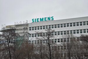 Auf dem Bild sollten Siemens-Gebäude mit Führungskräften und einem strategischen Meeting gezeigt werden.