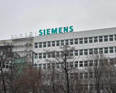 Auf dem Bild sollten Siemens-Gebäude mit Führungskräften und einem strategischen Meeting gezeigt werden.