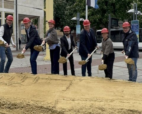 Spatenstich zur Neugestaltung der Ludwigstraße in Neu-Ulm – symbolischer Baubeginn, neue Stadtpromenade.
