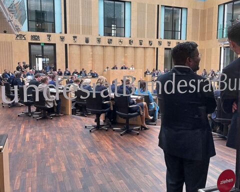Bundesratssitzung mit Justizministerin Wahlmann, die eine Reform des Betriebsverfassungsgesetzes vorstellt.