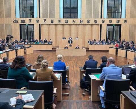 Bundesratssitzung: Olaf Lies diskutiert über Entlastungsprämie und zukünftige steuerliche Reformen in Niedersachsen.