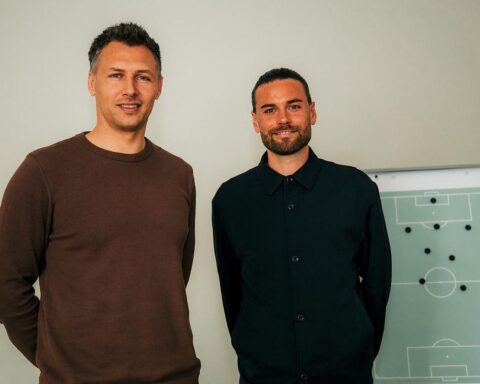 Sören Gonther und Niklas Kreuzer im Gespräch, symbolisieren Zusammenarbeit im Scouting bei Dynamo Dresden.