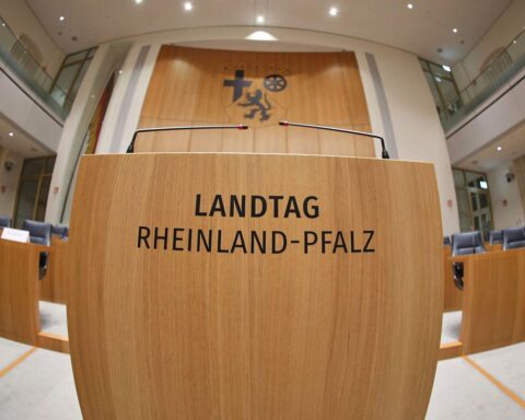 Ministerpräsident Schnieder präsentiert neue Regierungssprecherin Nina Weise und Stellvertreterin Sonja Bräuer in Mainz.