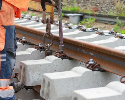 Gleisanlage mit Bauarbeiten, erneuerte Schieneninfrastruktur und Züge auf einer wichtigen Bahnstrecke.
