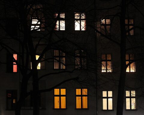 Dunkle Wohnung mit leuchtendem Licht, symbolisiert Krisenwiderstandsfähigkeit und notwendige Vorsorge.