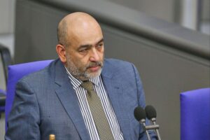 Omid Nouripour diskutiert Wahltermin-Bündelung und politische Herausforderungen in Deutschland.