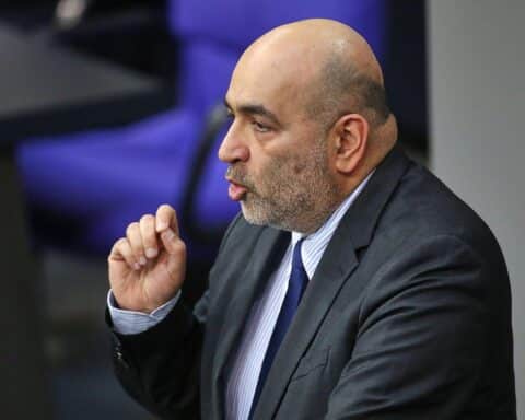 Omid Nouripour kritisiert Bundesregierung und Außenminister Wadephul zur Iran-Politik in Berlin.