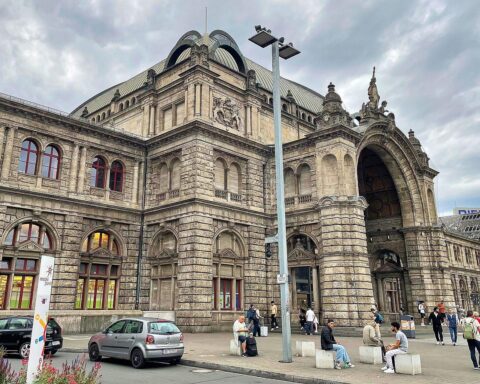 Nürnberger Hauptbahnhof mit Polizeipräsident, der Nürnbergs Sicherheitsplatzierung lobt. Sicheres Leben in Stadt.