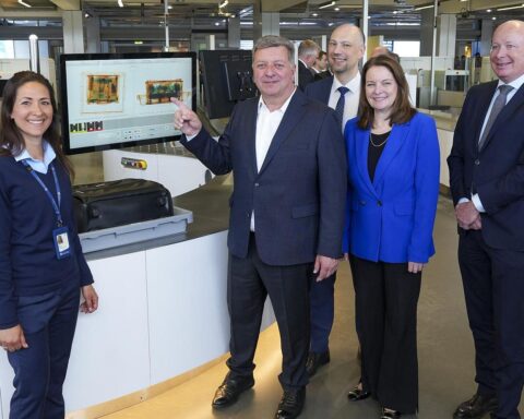Eröffnung der neuen Sicherheitskontrolle am Flughafen Nürnberg mit modernen Computertomographen.