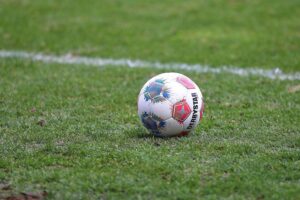 Cottbus' Oberbürgermeister gratuliert FC Energie zum Aufstieg in die 2. Bundesliga, Feier geplant.