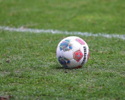 Cottbus' Oberbürgermeister gratuliert FC Energie zum Aufstieg in die 2. Bundesliga, Feier geplant.