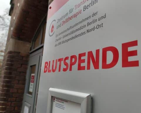 Oberbürgermeister Ansbacher spendet Blut; ermutigt Bürger zur Teilnahme an Blutspendenaktion.