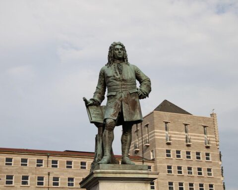 Händel-Denkmal vor dem Halle-Rathaus, Symbol für Kultur und Bildung in Sachsen-Anhalt.