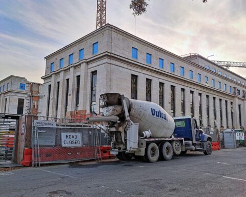 Baustelle am Fed-Sitz symbolisiert Wandel und Herausforderungen für die US-Notenbank unter Kevin Warsh.