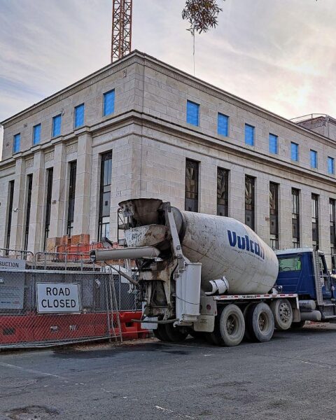 Baustelle am Fed-Sitz symbolisiert Wandel und Herausforderungen für die US-Notenbank unter Kevin Warsh.