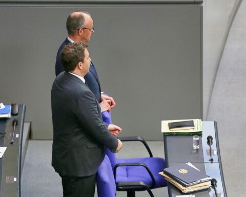 Friedrich Merz und Lars Klingbeil diskutieren über wichtige Reformen in der deutschen Politik.