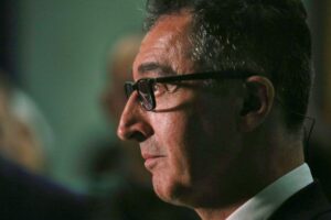 Özdemir kritisiert Bundesregierung bei Steuerpolitik Cem Özdemir kritisiert Bundesregierung, fordert Steuerreform und Bürokratieabbau für bessere wirtschaftliche Bedingungen.
