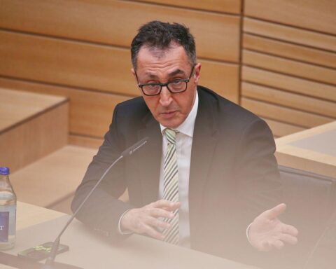 Cem Özdemir wird als Ministerpräsident vorgestellt, umgeben von symbolischen Elementen der Politik.