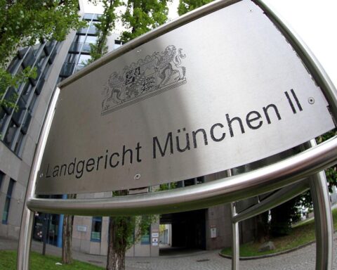 Landgericht München II: Unterbringung des Angeklagten nach tödlicher Unfallfahrt anordnen.