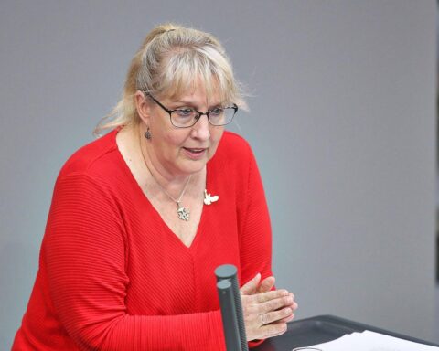 Politiker diskutieren Gesetz zur Aussetzung der Diätenerhöhung im Bundestag. Dringlichkeit betont.