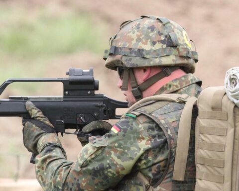 Ein Soldat mit G36 in Uniform, Symbol für Wehrdienst und staatliche Pflichten in Deutschland.