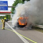Brand eines PKW auf Autobahn 52 mit Feuerwehr im Einsatz zur Löscharbeit.
