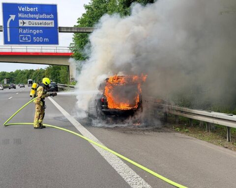 Brand eines PKW auf Autobahn 52 mit Feuerwehr im Einsatz zur Löscharbeit.