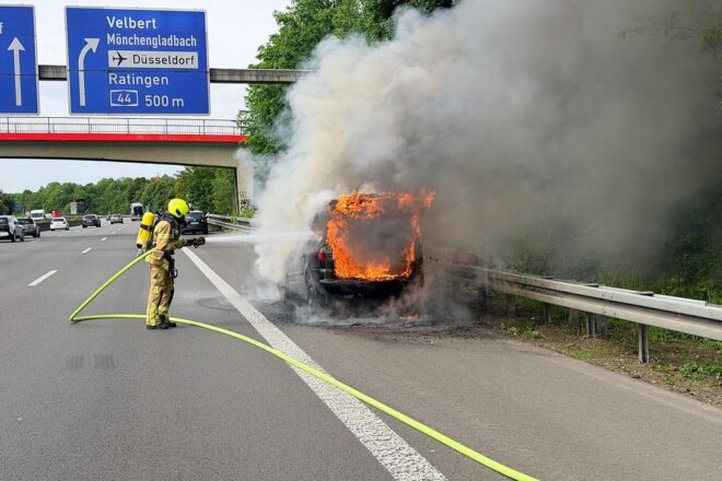 PKW brennt auf der A52 bei Ratingen vollständig aus