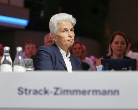 Marie-Agnes Strack-Zimmermann auf dem FDP-Parteitag: Kandidatur für den Parteivorsitz angekündigt.