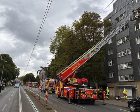 Feuerwehr rettet Person aus verraucher Wohnung, Alarm durch Rauchwarnmelder ausgelöst.