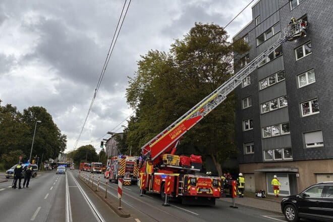 Person aus verrauchter Wohnung in Mülheim gerettet