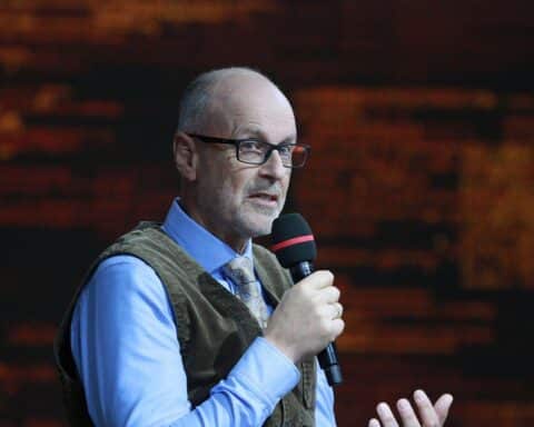 Ein Porträt von Peter Wohlleben, umgeben von Hygieneregeln und alltäglichen Reinigungsgegenständen.