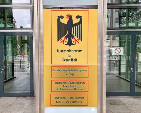 Bild zeigt die Bundesgesundheitsministerin Nina Warken und das Bundesministerium für Gesundheit in Berlin.