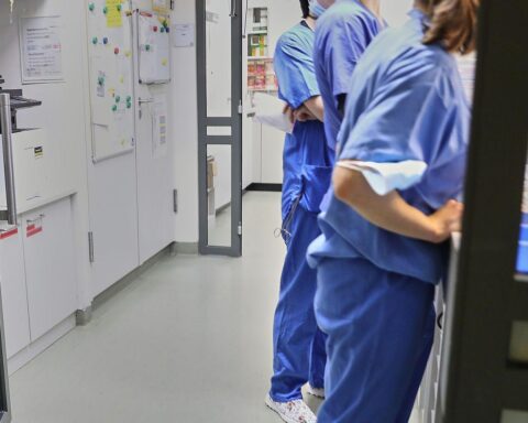 Medizinisches Personal im Krankenhaus zeigt den akuten Fachkräftemangel in der Pflegebranche.