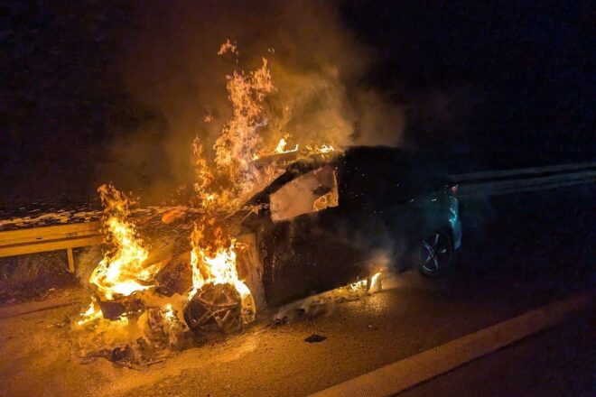 Pkw-Brand auf A5: Familie mit Kleinkindern bleibt unverletzt