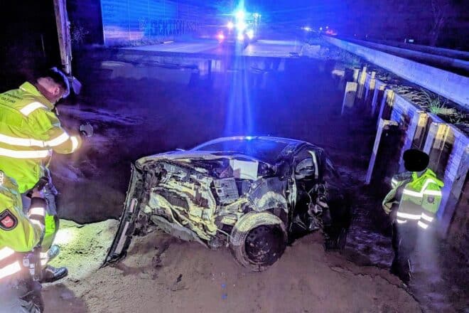 Pkw-Fahrer landet nach Baustellenfahrt in tiefem Loch