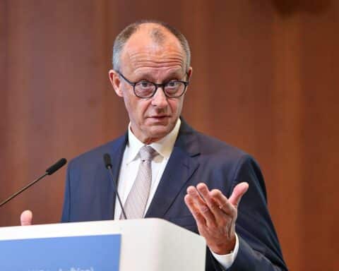 Friedrich Merz diskutiert politische Umfragen im Kontext der steigenden AfD-Unterstützung und stagnierenden CDU.