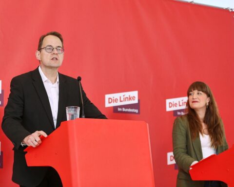 Sören Pellmann und Heidi Reichinnek diskutieren politische Umfragen und mögliche Wahlen in Deutschland.